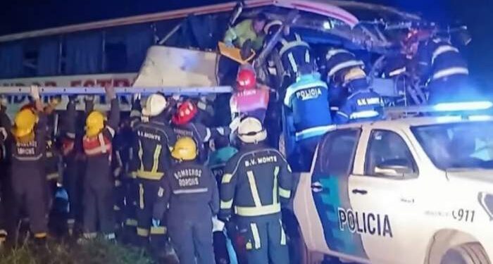 Violento choque entre un micro y un camión dejó cuatro muertos