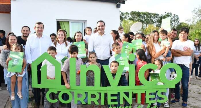 Cruz de los Milagros: Valdés entregó viviendas y firmó convenio para construir más