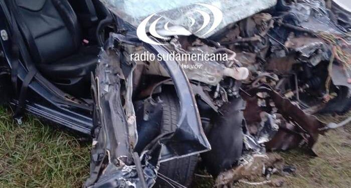Tremendo accidente: automovilista chocó de frente contra un camión