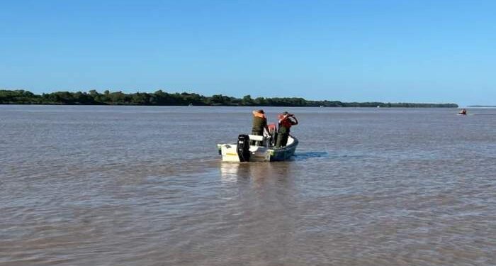 Estaba pescando, se metió a desenredar la línea y se ahogó