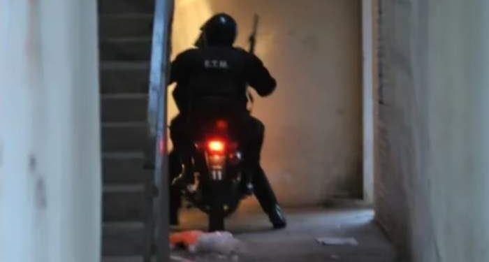 Le clavaron un palo de escoba por una deuda de cocaína
