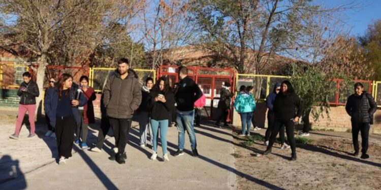 Neuquén: un grupo de padres denunció que un alumno de 12 años llevó un arma a la escuela