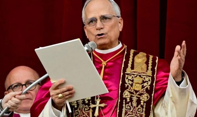 En su primera misa, León XIV recordó a Francisco