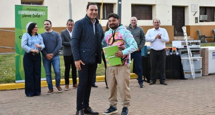 Valdés inauguró obras en Yapeyú y entregó equipos a emprendedores