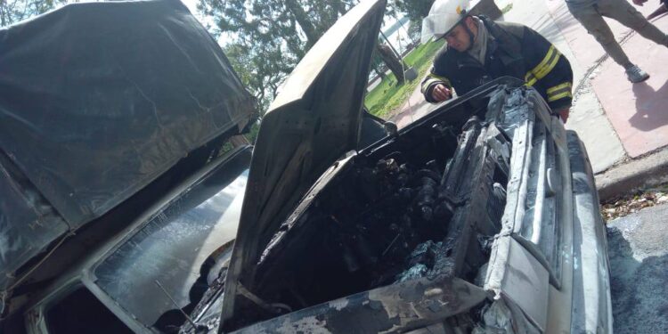Corrientes: se incendió una camioneta en zona del parque Mitre