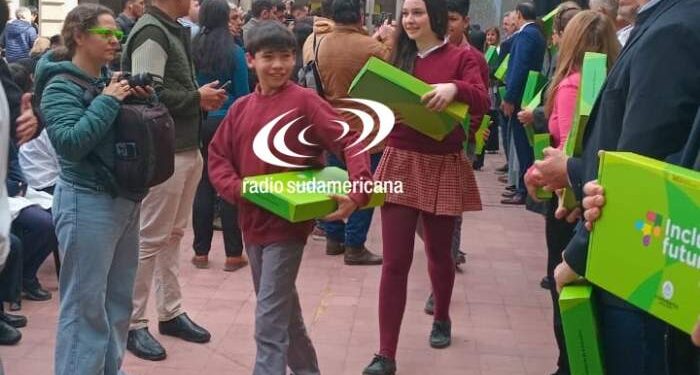 El Gobierno entregó netbooks a estudiantes en la Escuela Normal