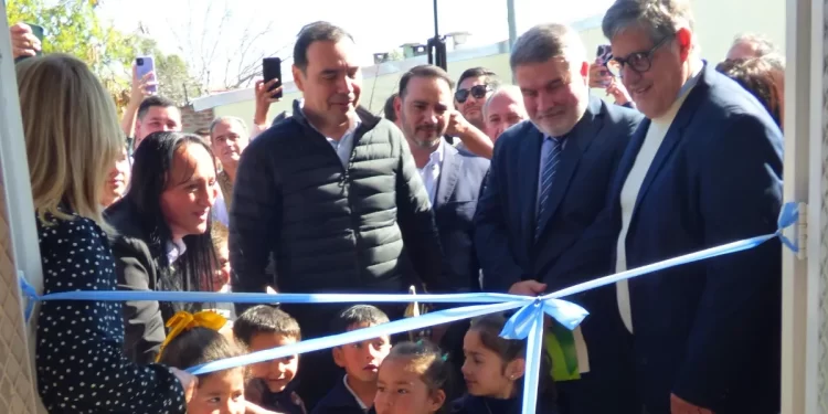 Valdés inauguró un nuevo Jardín de Infantes y habilitó la refacción integral del Hospital de Esquina
