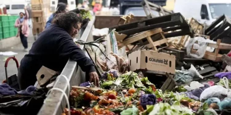 La pobreza bajó a 31,6% y afectó a 15 millones de personas en el primer semestre