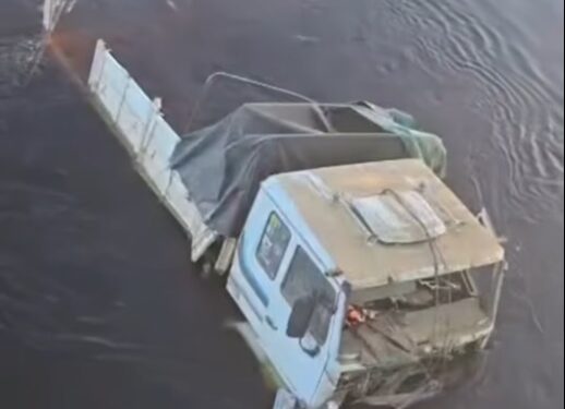 Santo Tomé: un camión cayó al río tras chocar con un automóvil