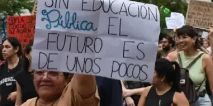 Gremios docentes convocan a un paro nacional de tres días
