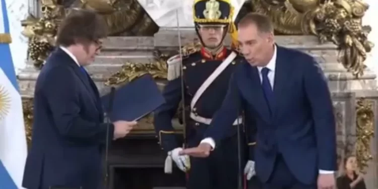 Javier Milei le tomó juramento a Diego Santilli como ministro del Interior