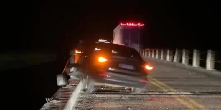 Corrientes: pescaban sobre un puente y fueron atropellados por un auto