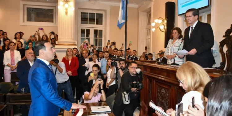 Valdés juró como senador y anticipó que impulsará iniciativas sobre producción e industrialización