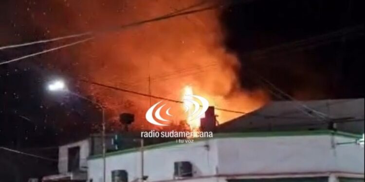 Un rayo cayó en un árbol y generó un feroz incendio en una vivienda