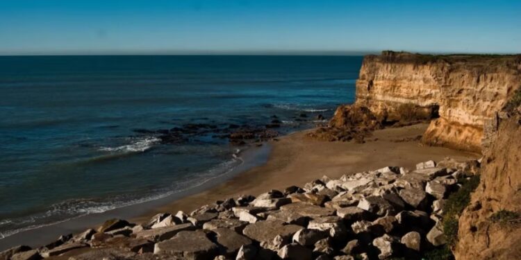 Una periodista murió al caer de un acantilado cuando se sacaba una foto