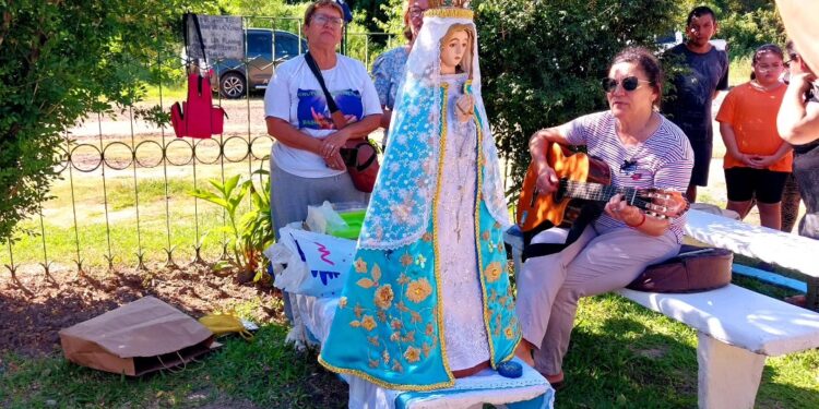 La imágen de la Virgen del atajo tuvo su cambio de vestuario este sábado