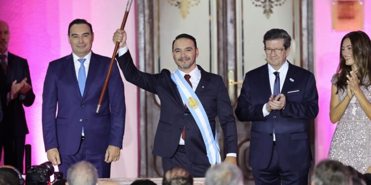 Juan Pablo Valdés juró como nuevo gobernador instando a “seguir transformando Corrientes”