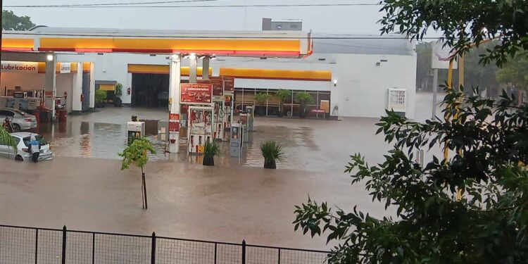 En pocas horas de la mañana cayeron más de 208 mm en Capital