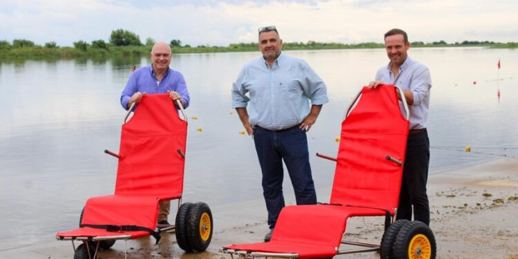 Esquina habilitó sillas de ruedas anfibias para garantizar una playa inclusiva