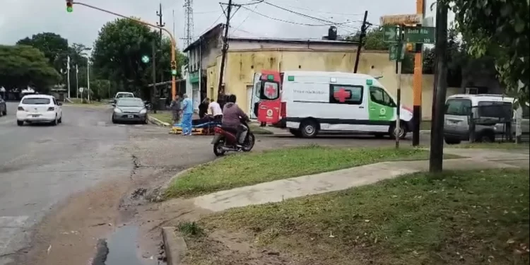Accidente entre un auto y una moto en la avenida Juan Ramón Vidal y calle Santa Rita