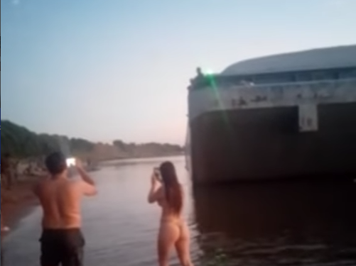 Un convoy de barcazas quedó a la deriva y se acercó a los bañistas