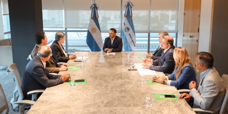 Valdés impulsa puertos y trenes con empresarios e inversores