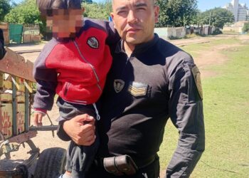 Córdoba: un policía le salvó la vida a un nene que iba a ser atropellado por un tren