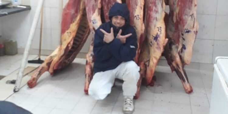 San Cosme: le pidió a su hijastro que bajara la música, fue atacado a machetazos y lo ahorcó