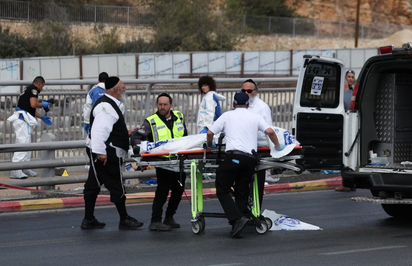 Ataque terrorista en Jerusalén: hay seis muertos por un tiroteo en una parada de micros