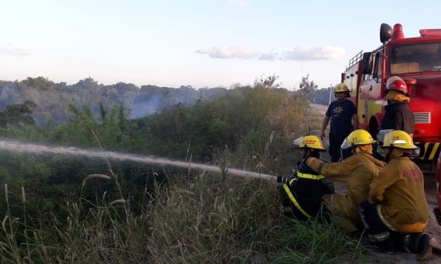 Incendio: bombero terminó con quemaduras en brazos y piernas