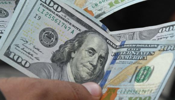 El dólar blue da un fuerte salto y llega a $280, mientras la Bolsa cae 3%