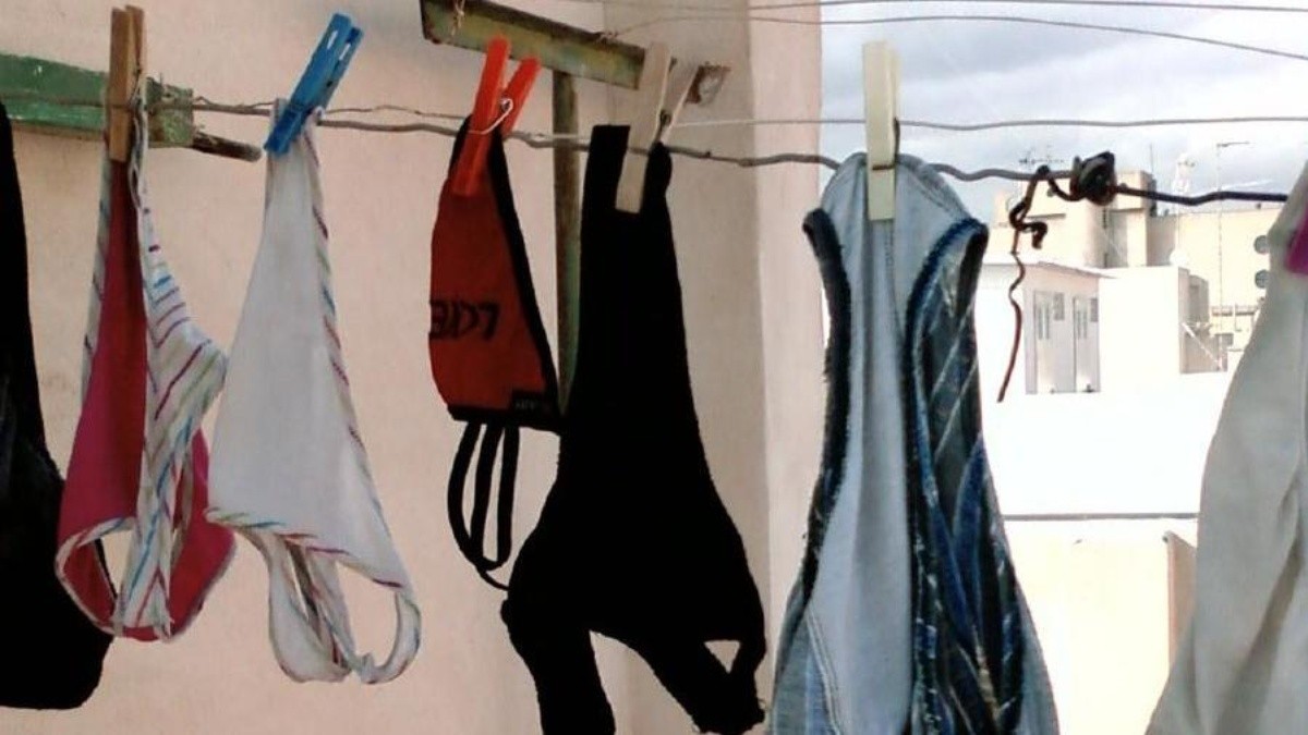 Llamó al 911 y denunció a la vecina por colgar tangas para seducir a su marido