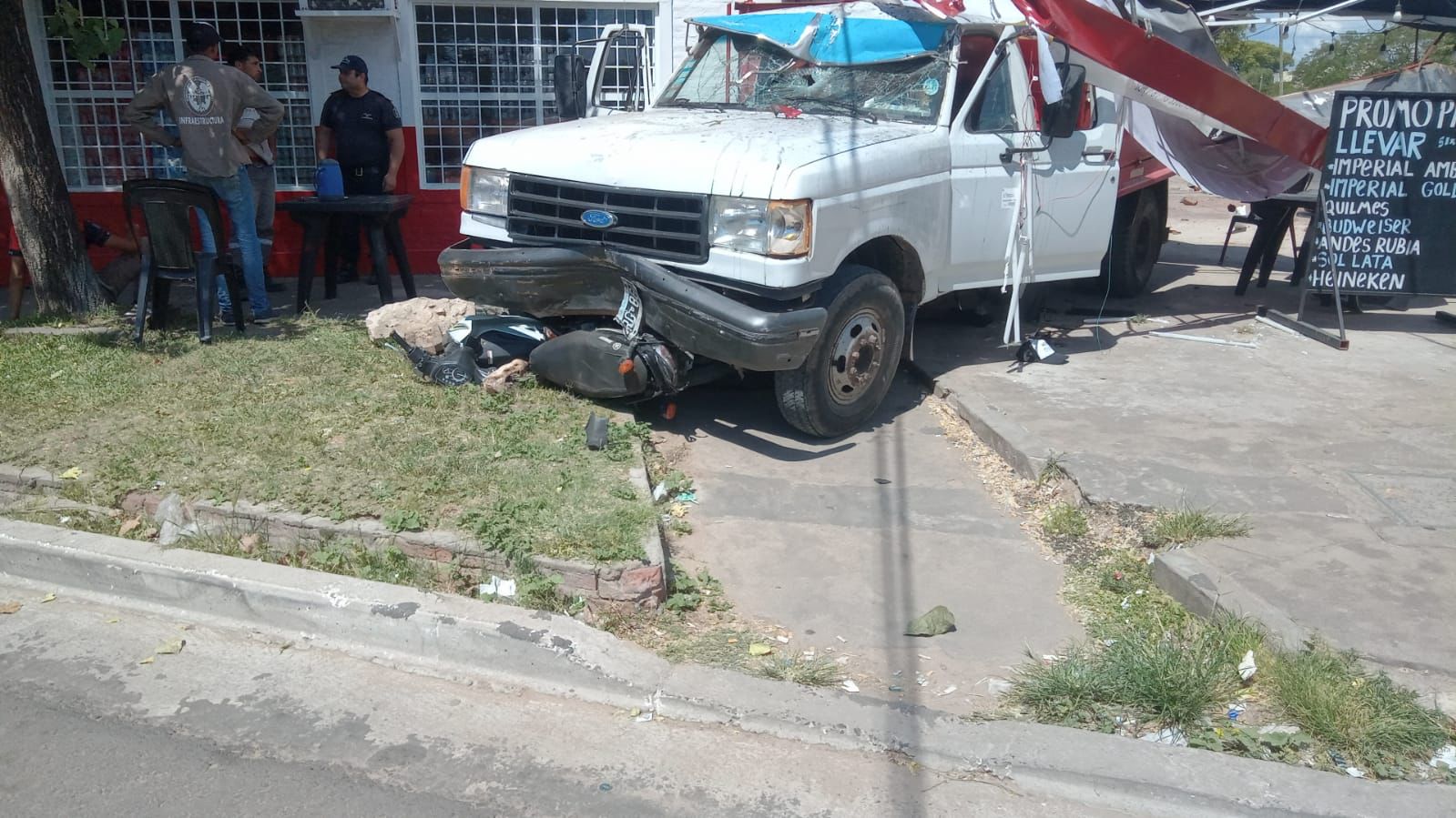 Perdió el control de su vehículo y terminó impactando contra un kiosco