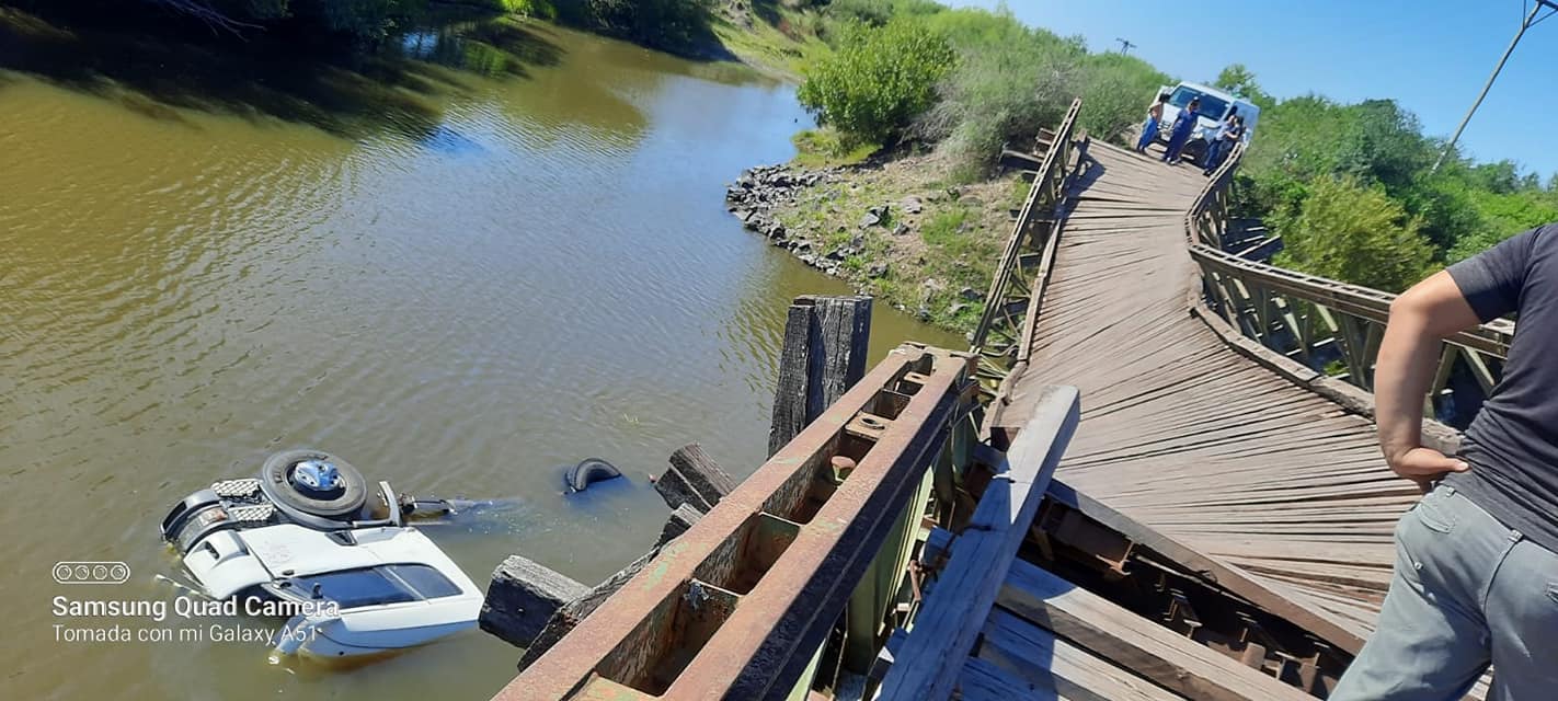 Mercedes: colapsó un puente bailey y un camión cayó a un arroyo
