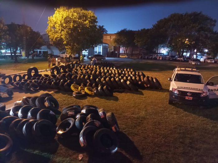 Transporte de encomiendas llevaba casi 500 cubiertas de contrabando