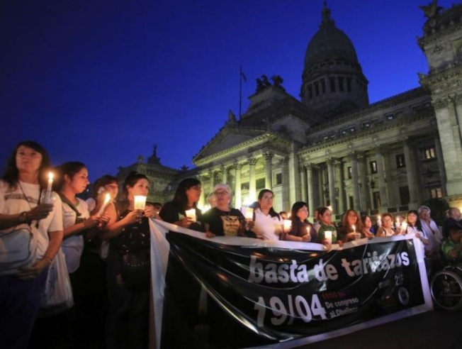 Masiva marcha de las velas al Obelisco contra el tarifazo