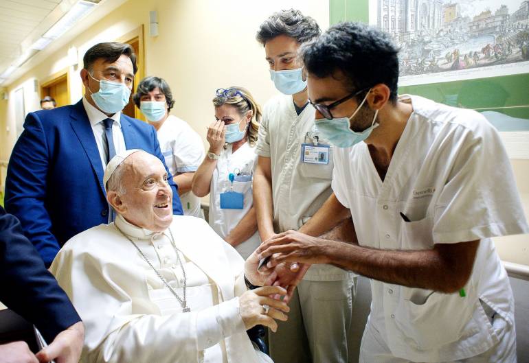 El papa Francisco reapareció en público tras la operación de colon