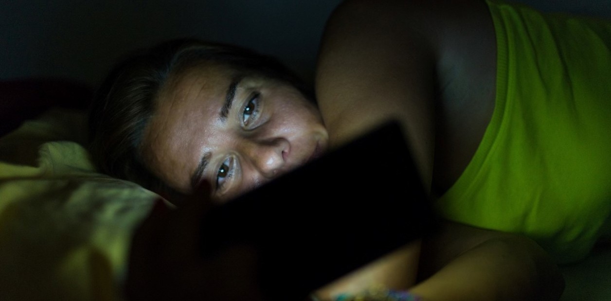 “Vamping”, el fenómeno que impacta sobre el sueño y hace engordar