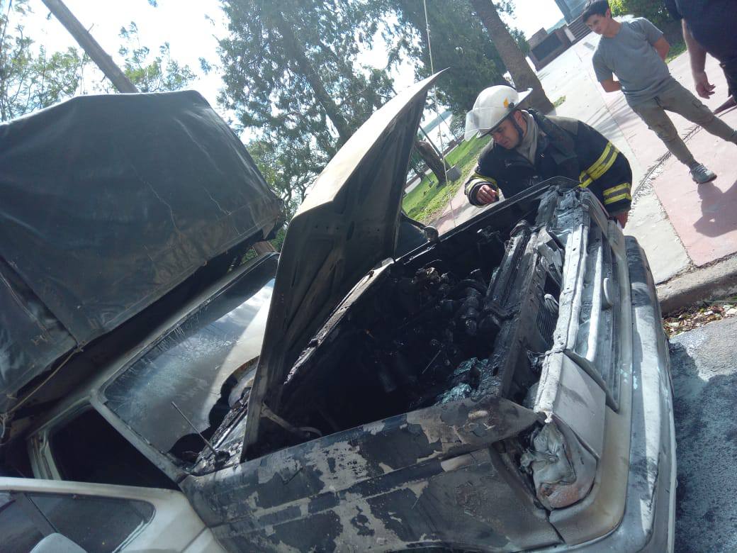 Corrientes: se incendió una camioneta en zona del parque Mitre