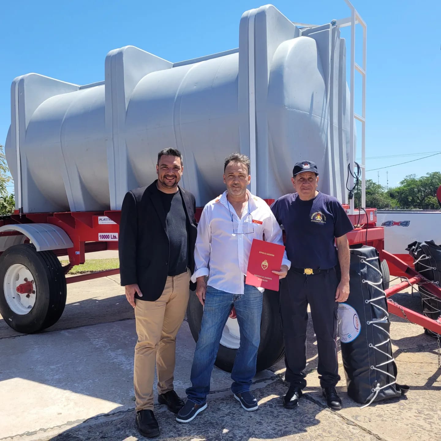 Nuevo cisterna para Bomberos Voluntarios de ﻿Esquina