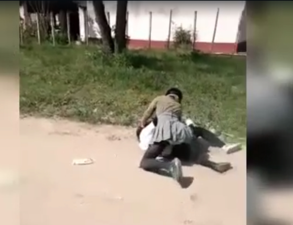 Esquina: dos alumnas se agarraron de los pelos y quedaron filmadas