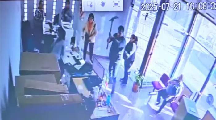 Destrozó con un pico la oficina de empresa proveedora de energía