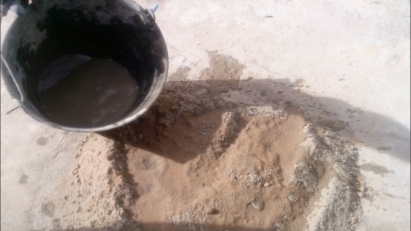 Un albañil trabajaba en un pozo negro y le cayó un balde de cemento en la cabeza: quedó internado