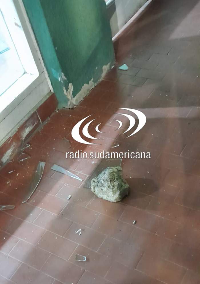 Goya: vándalos destrozaron a pedradas la entrada de la Dpec