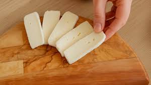 Anmat y Senasa alertaron por una bacteria en un queso de consumo masivo