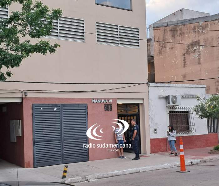 Estaba discutiendo con su pareja y cayó desde un quinto piso