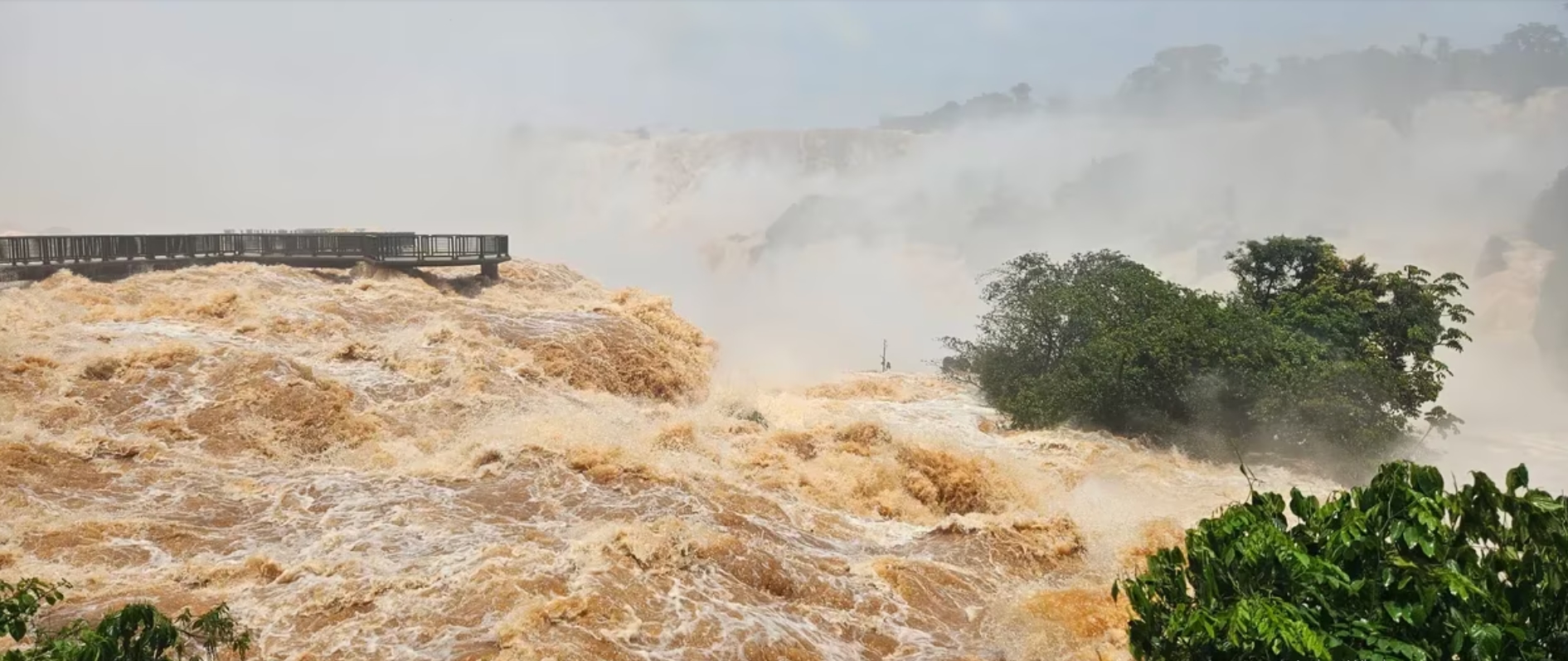 Las fotos de la feroz crecida del río Iguazú que obligó el cierre de las Cataratas