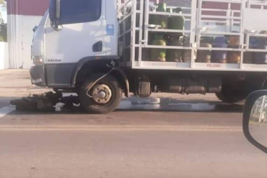 Santa Ana: un joven perdió el control de su moto y fue arrollado por un camión