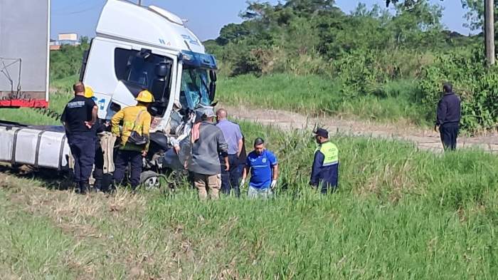 Trágico choque entre un auto y un camión habría dejado al menos dos fallecidos en zona de la Eragia