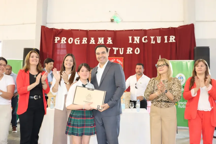 En Bella Vista, Valdés entregó notebooks garantizando la accesibilidad a la tecnología